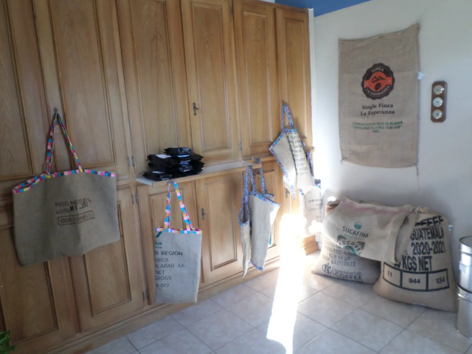 Kaffeeverpackungen auf dem Tisch