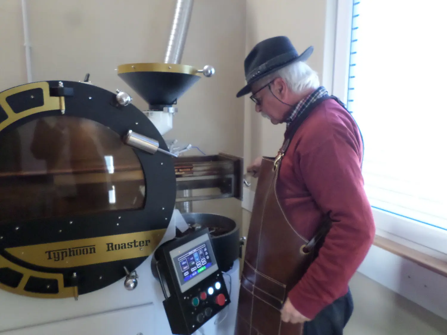 Röstmeister bei der Arbeit